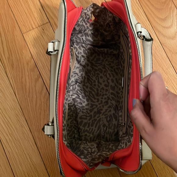 Guess purse - Picture 2 of 2